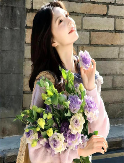 文化研究《线上游戏的老婆不可能是女生？》：探索致敬的经典元素与情怀唤起 思考文化传承与创新的路径